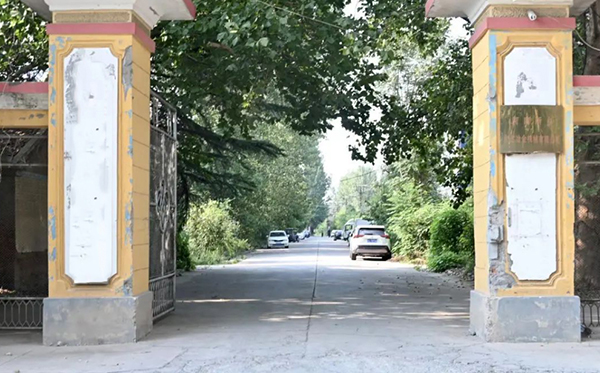 1978年，老董事长贺国兴担任国营新乡县拖拉机修造厂机修车间主任，经多方走访，最终带队自主研发出了拖修厂第一台振动设备，并成功供货太原钢铁厂