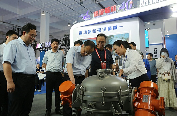 中原农谷第二届振动机械产业博览会盛大开幕，新乡市长魏建平亲临17yy经典小游戏
展区指导工作