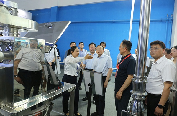 中原农谷第二届振动机械产业博览会盛大开幕，新乡市长魏建平亲临17yy经典小游戏
展区指导工作