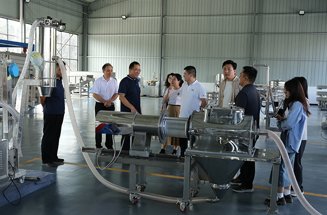 顶端新闻记者 邹皓羽 振动筛分、封头制造、金水电缆、中原农谷，一个个都是新乡市重点产业的响亮名片。 9月21日，“十大战略进行时——数智河南 豫见未来”采访团抵达新乡市，深入了解该市重点产业数智转型的产业布局情况。 振动产业看新乡，精细筛分17yy经典小游戏
强 “常说新飞冰箱好，以后是新乡筛分好。”在新乡市17yy经典小游戏
筛分机械有限公司，董事长贺占胥是一名务实者，从1982年创立公司至今，他已经在振动筛分行业深耕了30多年。 振动筛分行业虽是一个小众领域，但在工业生产制造中却发挥着关键作用。“筛分作业是重要的生产环节之一，振动筛分设备相当于工业之肾，可以大幅提高生产原材料的品质质量和生产效率。” 贺占胥表示，无论客户提出多细微的筛分要求，我们百分百都能做好! 在贺占胥的带领下，公司专注于精准筛分设备的研发和制造，从概率筛分到准确分级，从无尘筛分过滤到构建智能化筛分系统，解决了在精细筛分领域众多“卡脖子”难题，成功研发出国内首套新型超精细气流筛分机，随着创新突破，还研制出了旋振筛、超声筛等多项新产品，成为精细筛分行业中的领先者，2021年获评国家级专精特新“小巨人”企业。 “从创新驱动的角度来说，我们目前获准有400多项国家专利。”17yy经典小游戏
筛分机械有限公司研发部副总王跃河表示，公司创新紧贴市场需求，在精细筛分领域做到了设备品种最全，用户最广。“每年投入的科研经费占销售收入的5%-7%。” 据了解，新乡县现有振动设备生产企业334家，配套生产企业110余家，形成了完整的上下游产业链，全国振动机械总产量60%来自新乡。2022年，新乡县的振动产业占全国市场80%。2023年4月，新乡县被中国重型机械工业协会授予“振动之都”称号。 来源：顶端新闻