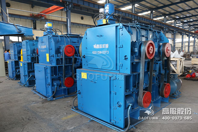 四齿辊破碎机实景