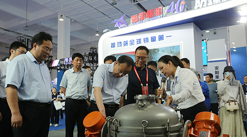 中原农谷第二届振动机械产业博览会盛大开幕，新乡市长魏建平亲临17yy经典小游戏
展区指导工作