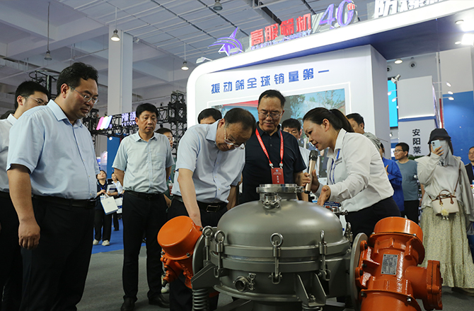 中原农谷第二届振动机械产业博览会盛大开幕，新乡市长魏建平亲临17yy经典小游戏
展区指导工作