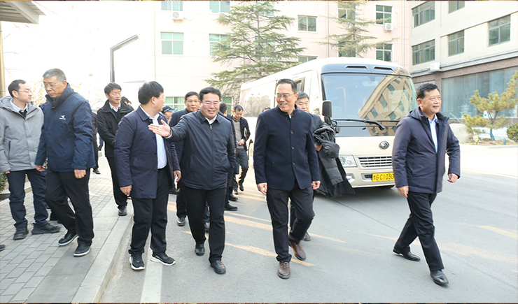 热烈欢迎新乡学院领导团深入17yy经典小游戏
公司调研，共绘校企合作蓝图